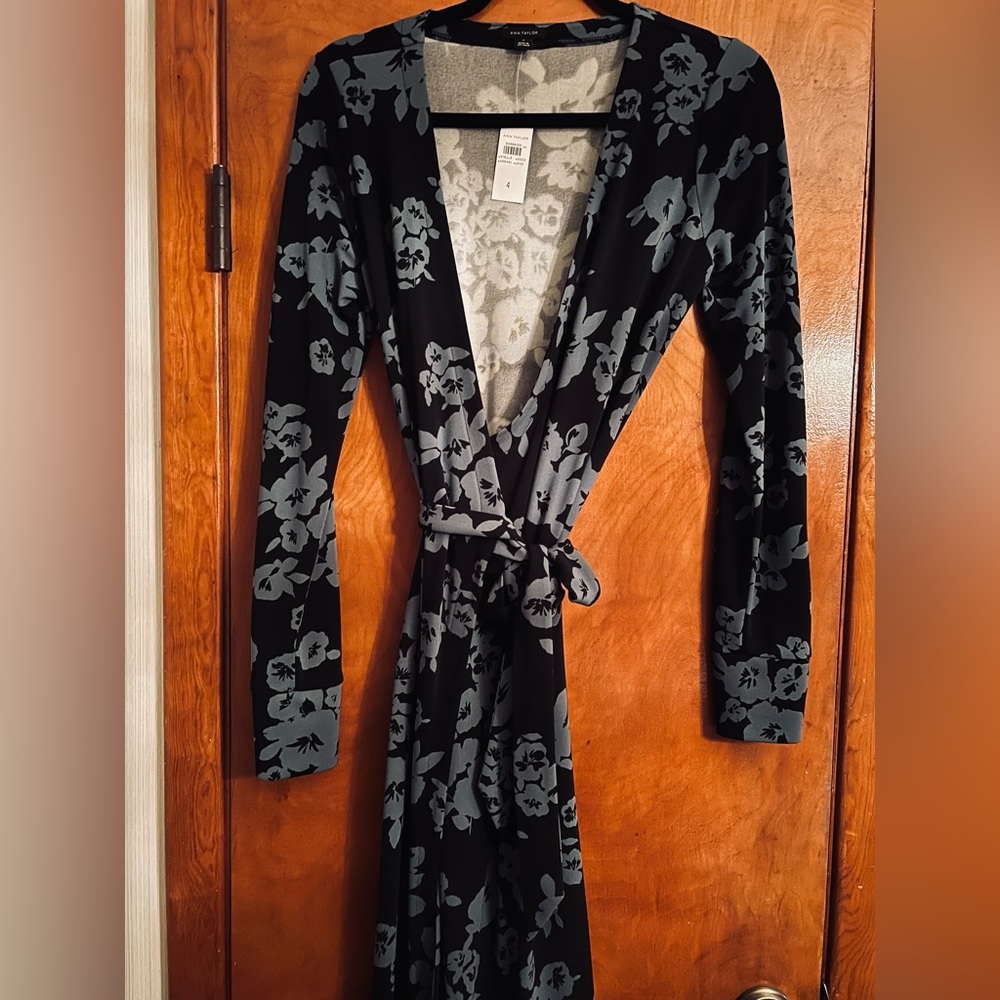Ann Taylor floral wrap around dress. Size 4.